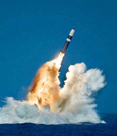 Trident-missil bryder havoverfladen p vej mod sit ml