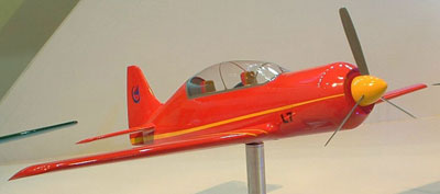 Model af det nye Hongdu L7 træningsfly
